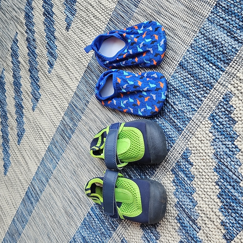 Toddler water shoes 2 pairs Size 7/8